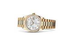 Day-Date 36, Oyster, 36 mm, yellow gold and diamonds Laying Down