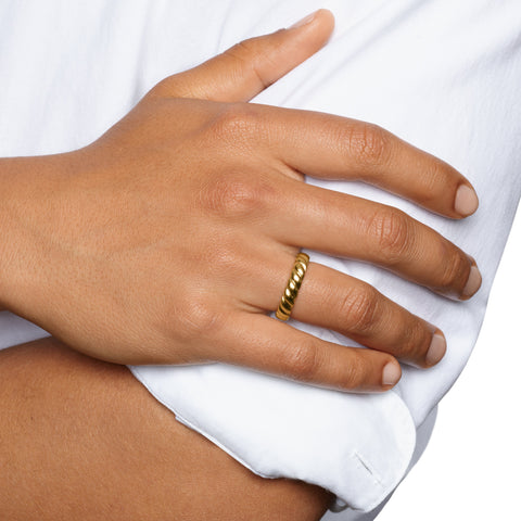 Exploring Classic and Contemporary Gold Wedding Bands for Men