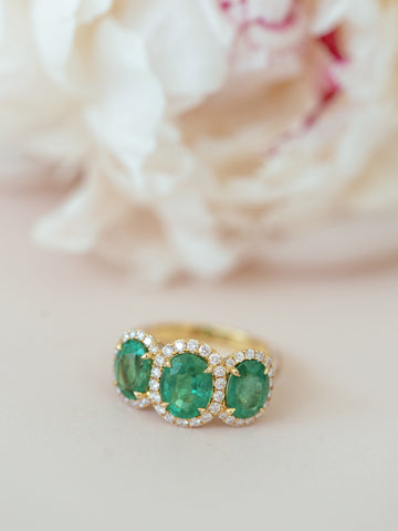 Express Unconditional Love with a Vibrant Emerald Engagement Ring