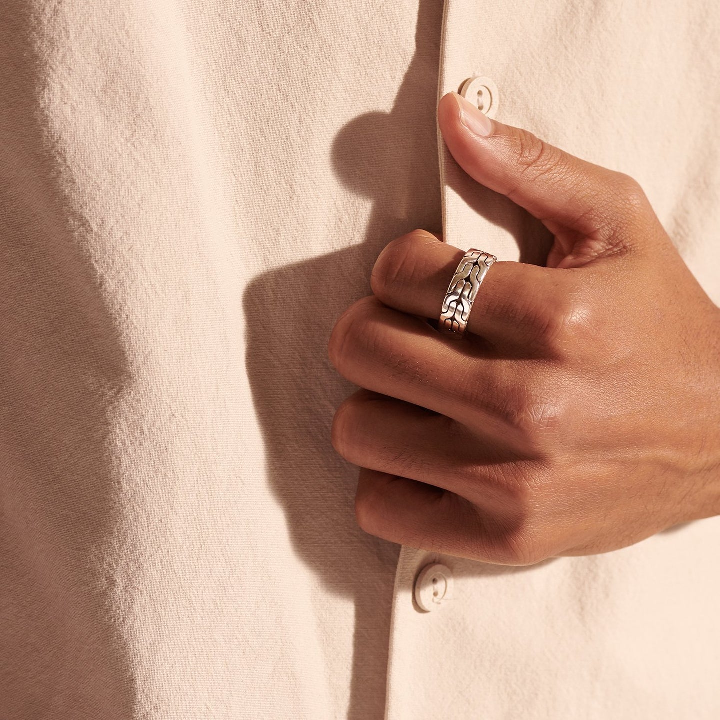 Chain band ring outlet